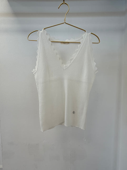 SCALLOPED KNIT VEST WHITE
