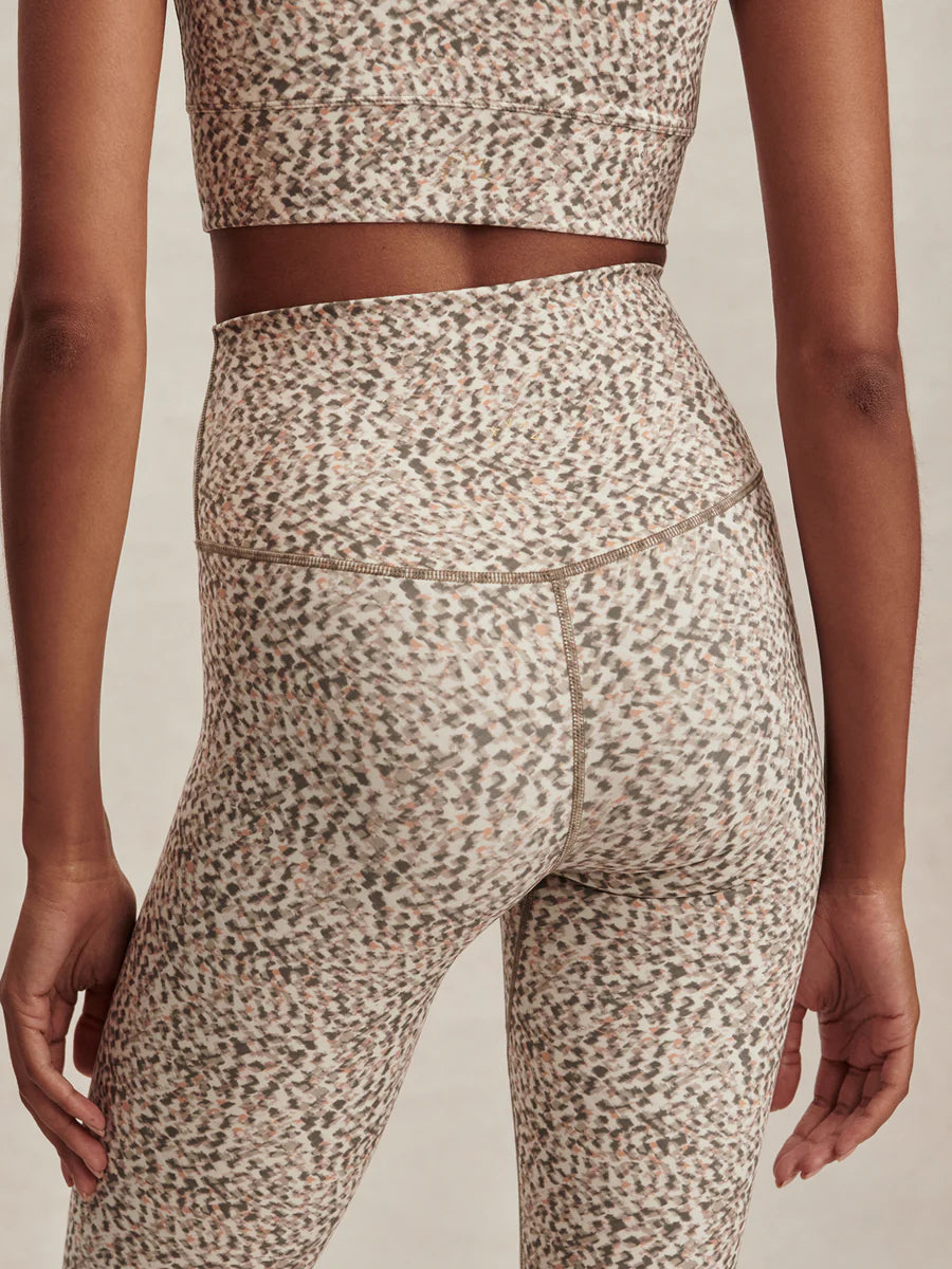 FREESOFT HIGH LEGGING 28" IVORY ABSTRACT FEATHER IAFE
