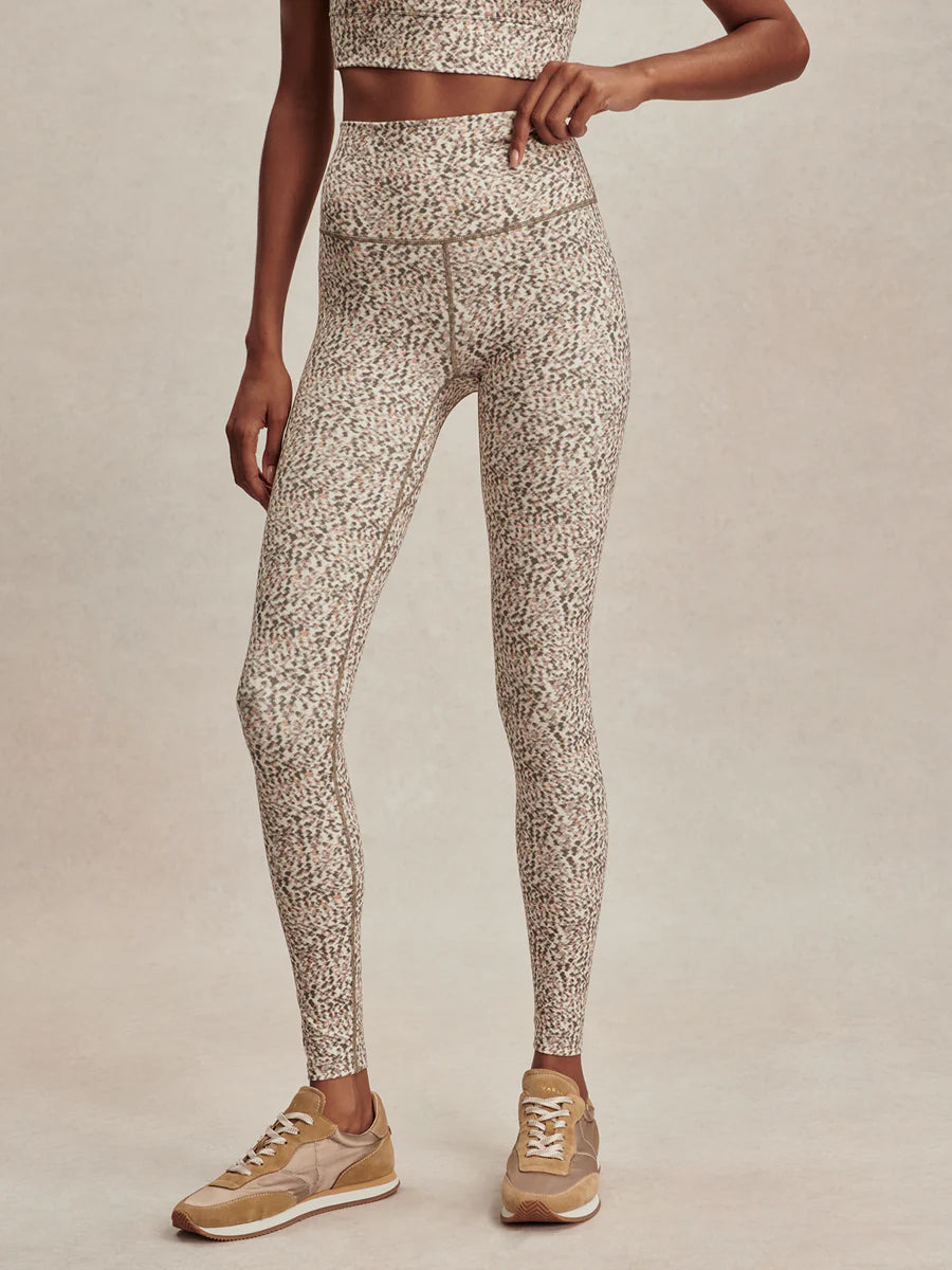 FREESOFT HIGH LEGGING 28" IVORY ABSTRACT FEATHER IAFE