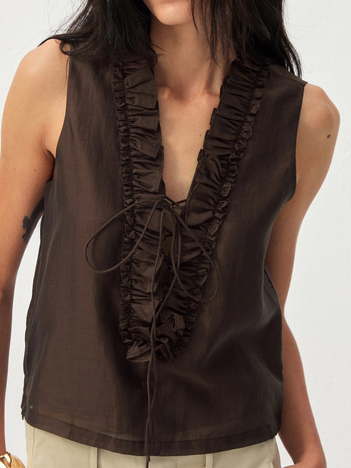 RUFFLE VEST TOP BROWN