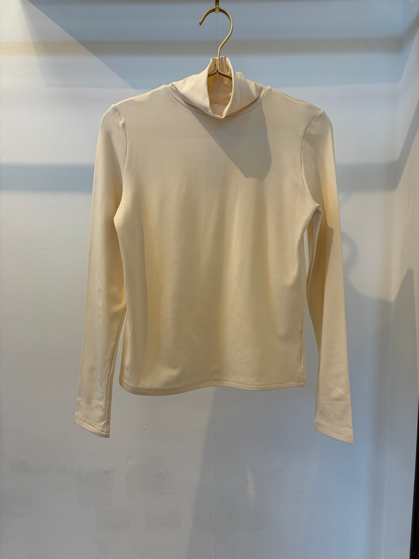 IVY TURTLE NECK BASIC SAND