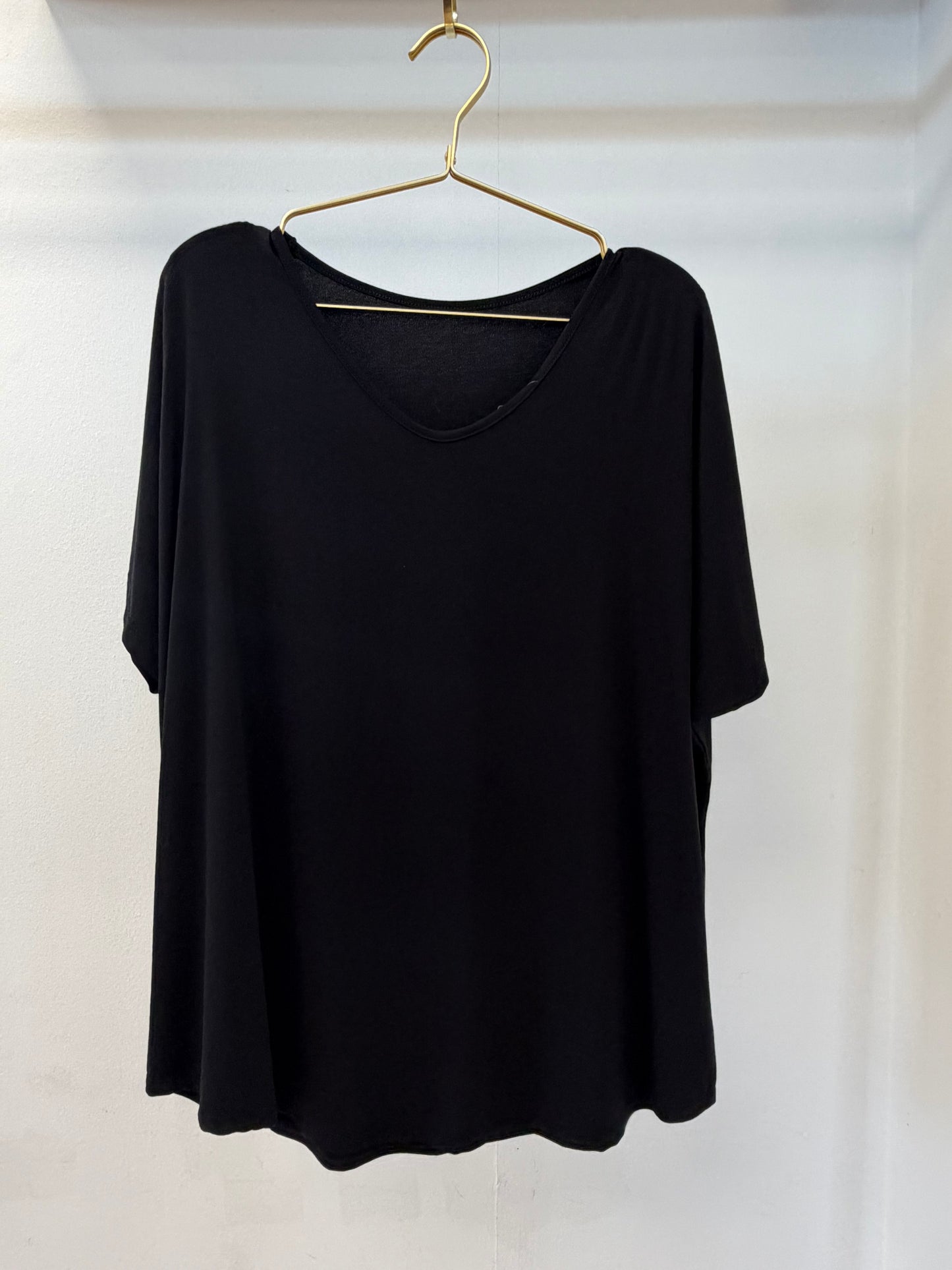 V NECK OSZ TOP BLACK