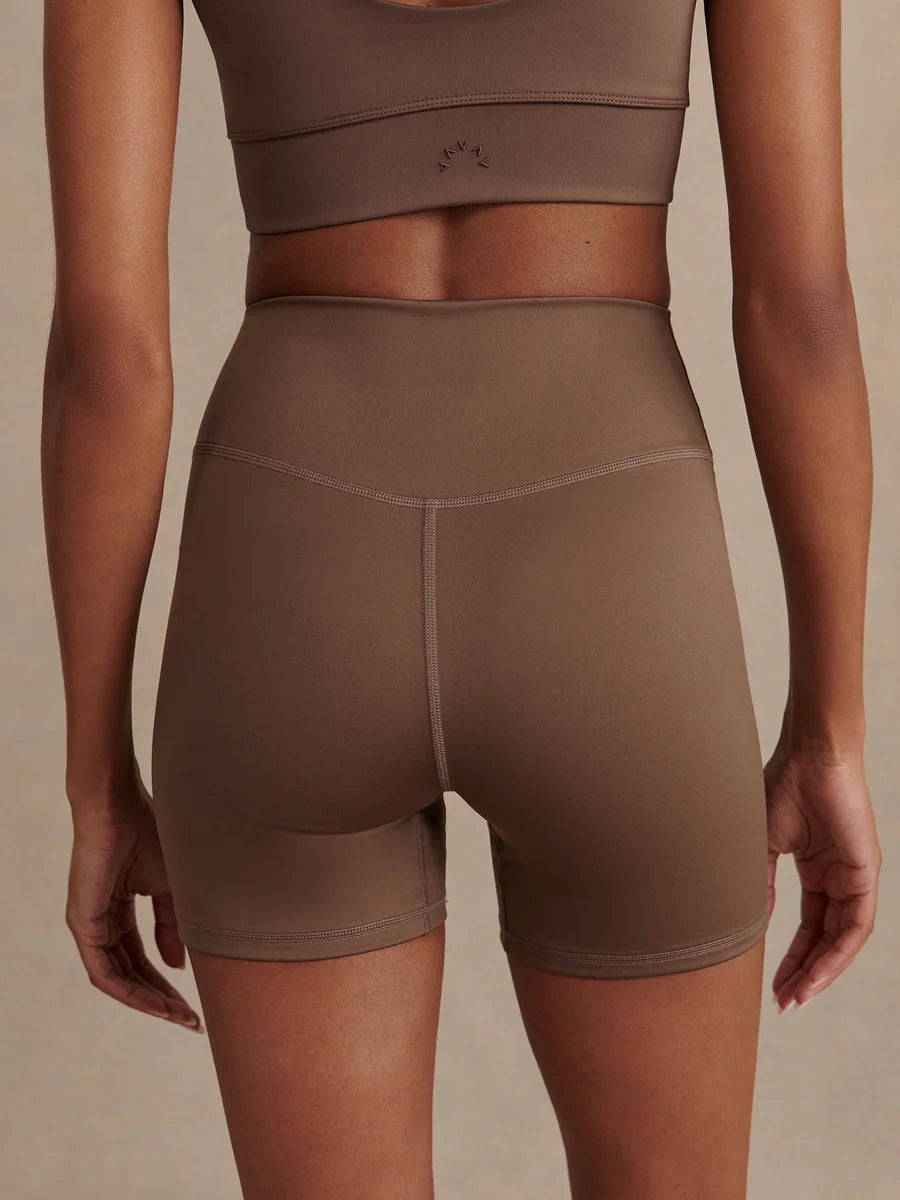 ASSURE HIGH RISE CYCLING SHORT 5 COFFEE QUARTZ