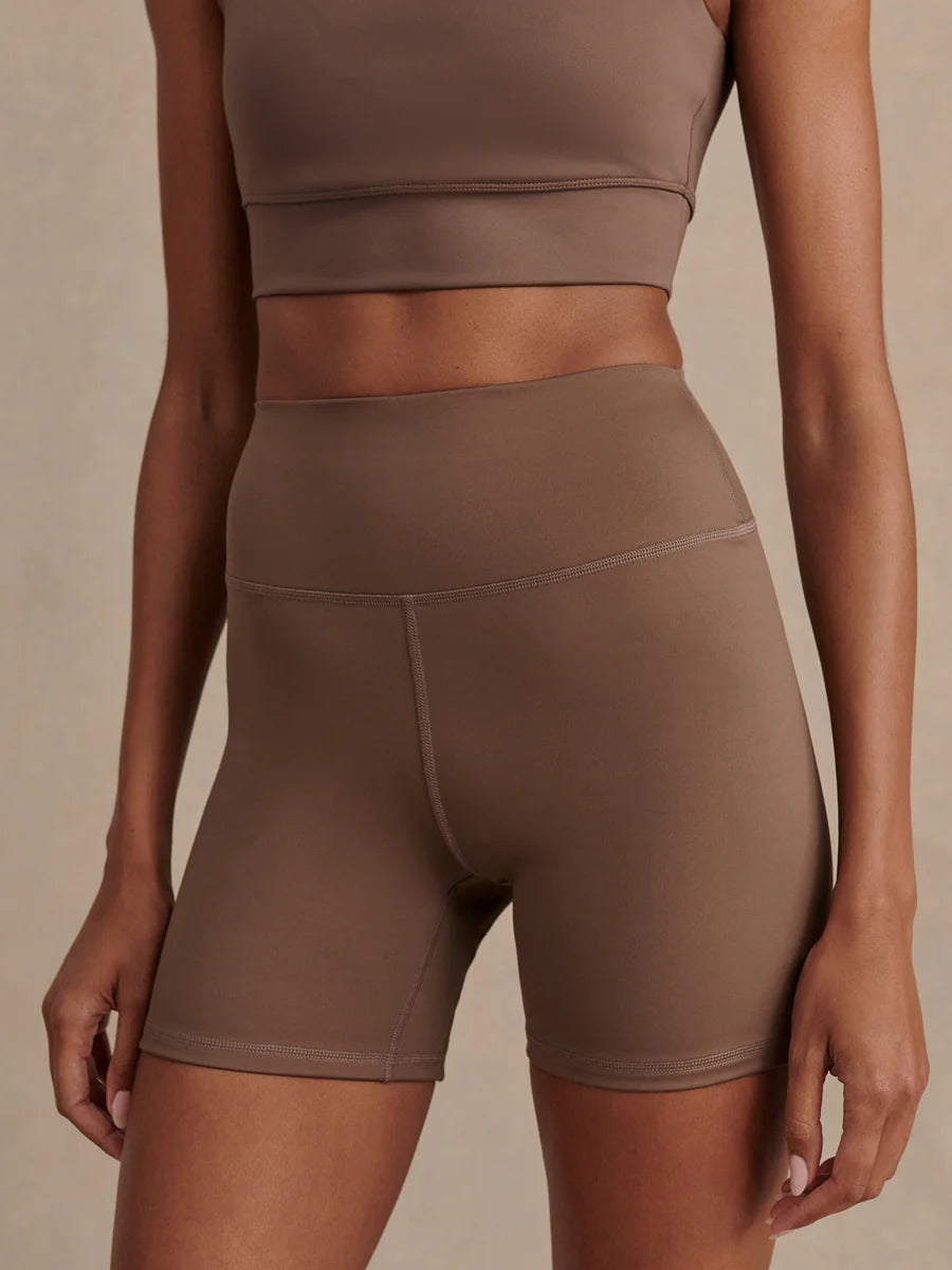 ASSURE HIGH RISE CYCLING SHORT 5 COFFEE QUARTZ